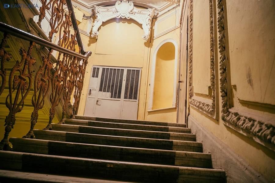 Старинный лифт в доходном доме на набережной Фонтанки 64 в Петербурге