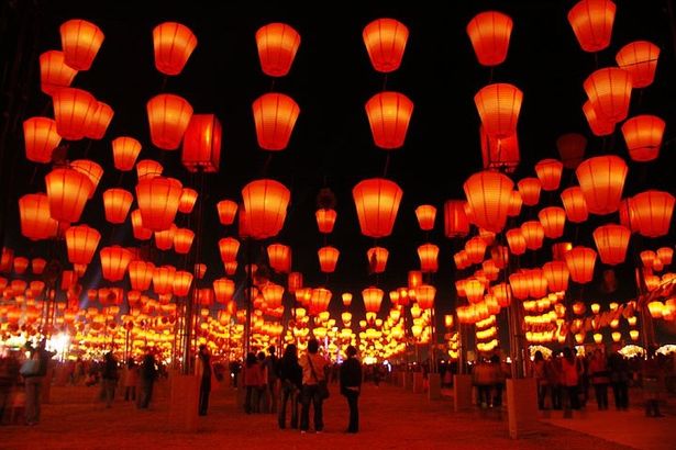 200 u043au0438u0442u0430u0439u0441u043au0438u0445 u0444u043eu043du0430u0440u0435u0439 u0437u0430u0436u0433u0443u0442u0441u044f u0432 u0410u043bu0435u043au0441u0430u043du0434u0440u043eu0432u0441u043au043eu043c u043fu0430u0440u043au0435