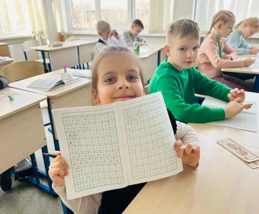 Полного дня, загородные, с углублённым IT и языками: Крылья, Детская академия наук, SchoolTime, Хексли и ещё 20 — адреса, цены, условия.