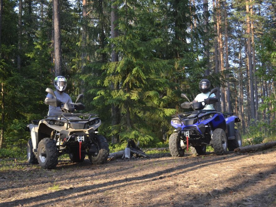 Квадроциклисты в защитной экипировке на фоне лесного маршрута в прокате Затусим