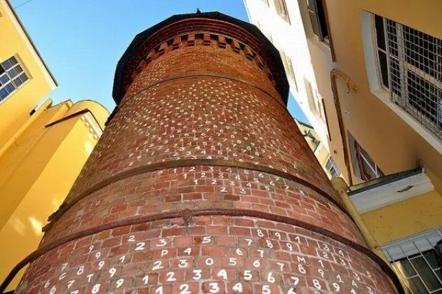 Таинственная Башня грифонов в одном из дворов на 7-й линии Васильевского острова