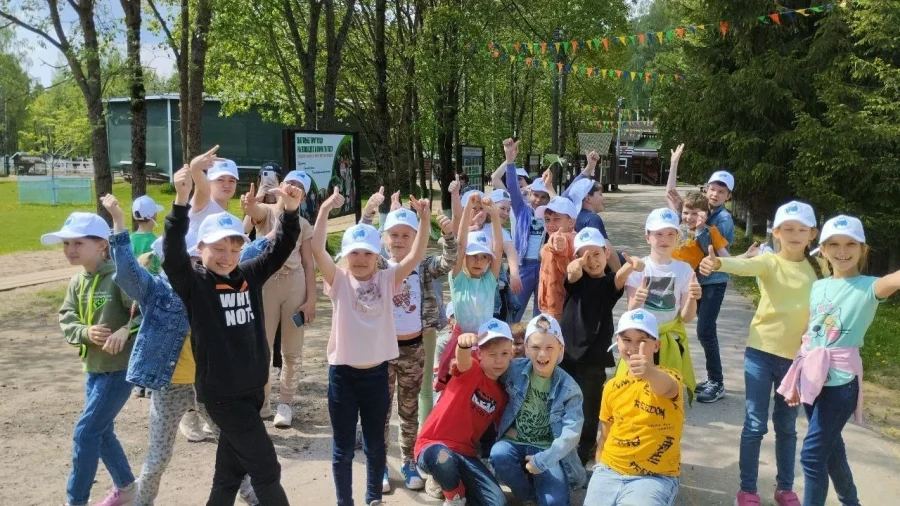 Полного дня, загородные, с углублённым IT и языками: Крылья, Детская академия наук, SchoolTime, Хексли и ещё 20 — адреса, цены, условия.