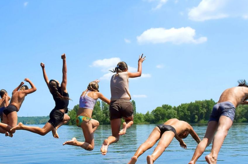 После окончательной проверки качества воды Роспотребнадзором, выяснилось, что поплавать можно в 7 водоемах при благоустроенных пляжах, а также в 22 – на «диких» пляжах.