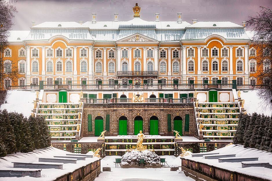 Парки летом и зимой порой кардинально отличаются друг от друга. Кому-то больше нравятся летние зеленые дорожки, кому-то — припорошенные снежной пудрой оголенные от листвы деревья, укрытые у основания белоснежными сугробами. Что красивее и приятнее глазу — каждый решает для себя сам. Питер Online собрал график работы загородных парков зимой.