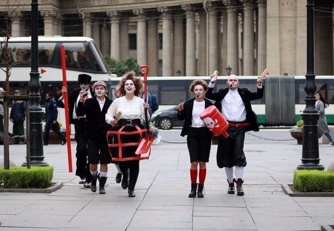 С 21 по 25 сентября с небольшой сцены на Малой Конюшенной актеры всю неделю будут показывать зрителям миниатюрные постановки по произведениям Николая Гоголя, Александра Пушкина, Федора Достоевского, Марка Твена и Уильяма Шекспира.