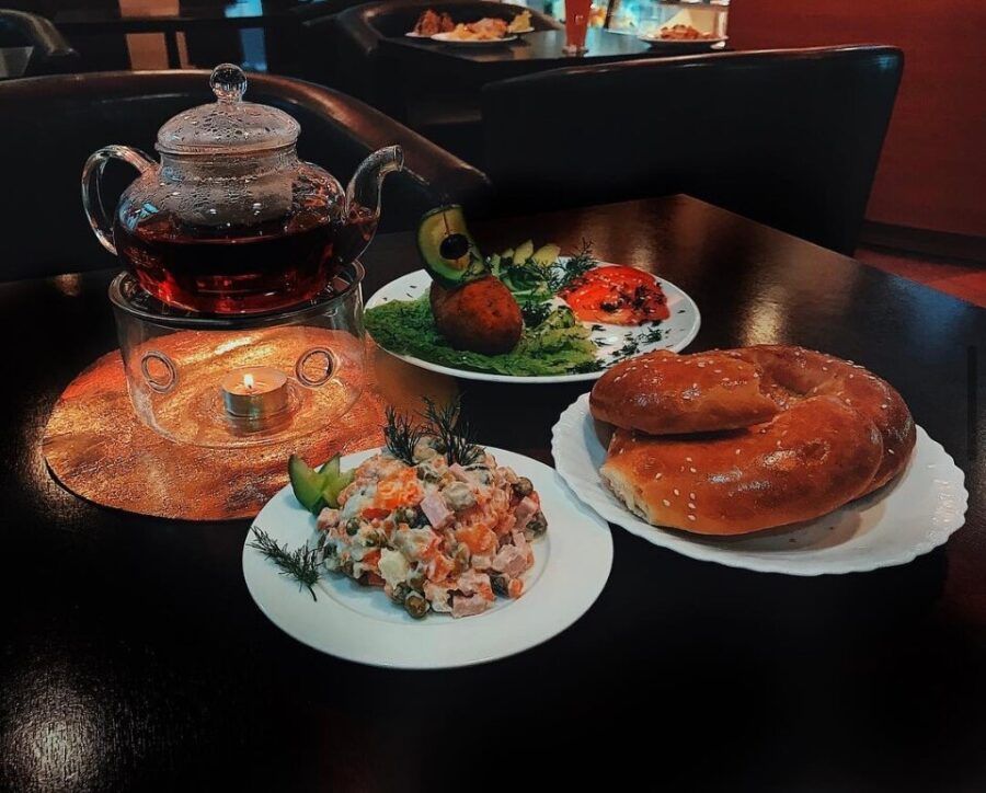 В утренней спешке не всегда есть время и желание готовить завтрак дома. К счастью, Петербург располагает большим количеством мест, где можно вкусно и недорого позавтракать. Подборка заведений с эконом-завтраками от Питер Online: