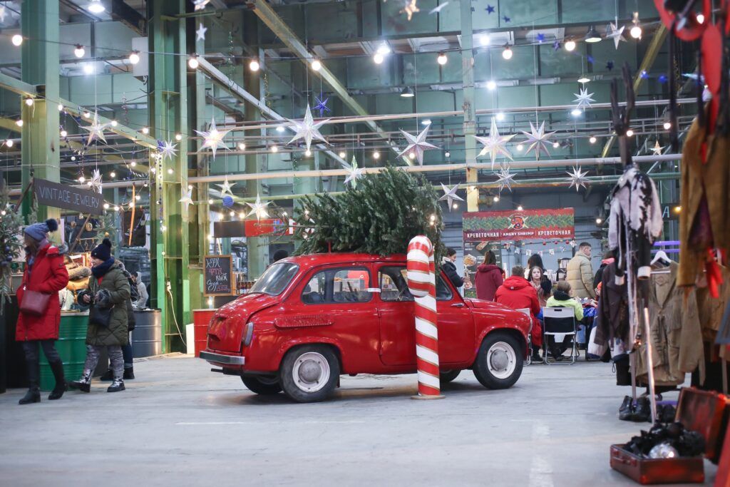 Каток среди леса, рождественские концерты в особняке, сверкающие ярмарки с запахом корицы и глинтвейна, атмосферные кафешки и умопомрачительные декорации улиц — вот они, атрибуты новогоднего Петербурга. Вы без напряга организуете себе насыщенную программу на праздники. Читайте статью Питер Online и сохраняйте 30 классных идей, куда пойти и на что посмотреть в зимние каникулы.