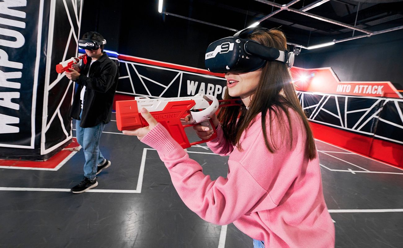 В Санкт-Петербурге есть место, где реальность и виртуальность сливаются воедино. Это WARPOINT — VR-арена, созданная для тех, кто готов принять вызов и окунуться в мир виртуального шутера. Здесь можно забыть обо всём на свете и полностью погрузиться в игру.