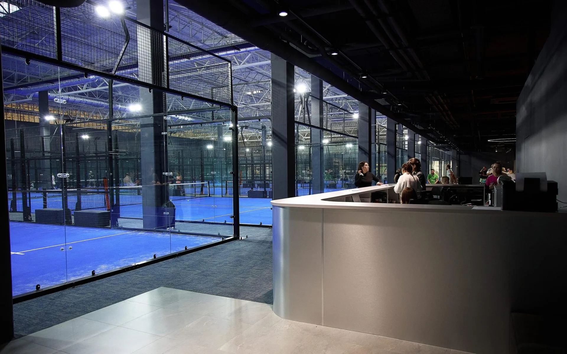 Барная стойка и вид на корты через стекло — Win Win Padel