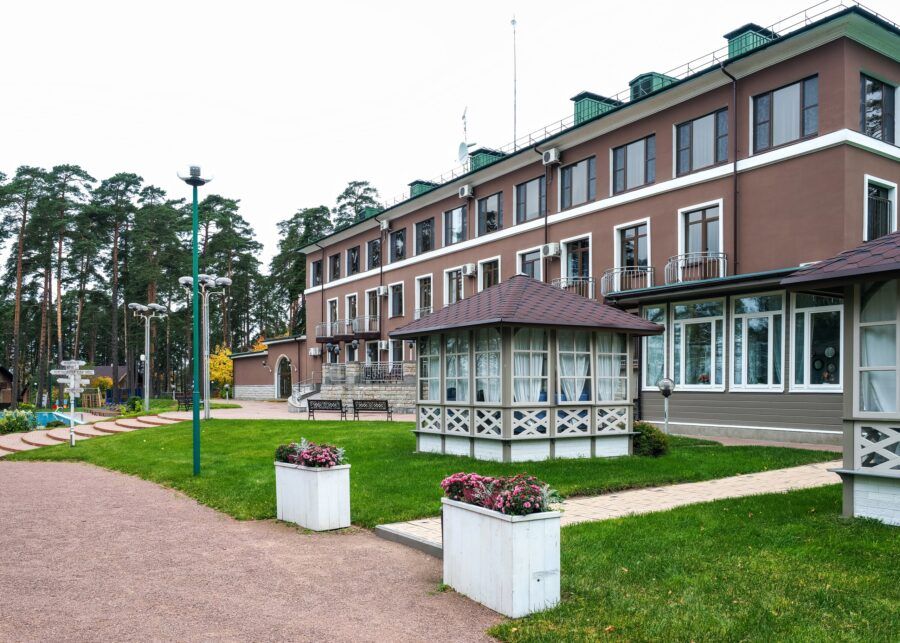 Средневековый городок с велнес-зоной, дворянская усадьба XIX века с шестью видами саун и открытым бассейном, загородный клуб с услугами ароматерапии и баней «по-черному». Питер Online собрал список из 15 лучших спа-курортов под Петербургом, где можно расслабиться и восстановить силы в хаммаме, побаловать себя медовым массажем, насладиться тишиной и спокойствием, прекрасными видами и чистейшим лесным воздухом.