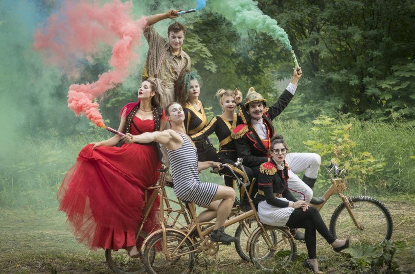 Петербург предлагает десятки семейных развлечений на любой возраст и бюджет — от гигантских парков аттракционов и аквапарка до уютных музеев и контактных зоопарков. Собрали 18 проверенных мест, куда стоит сходить с детьми в 2026 году.