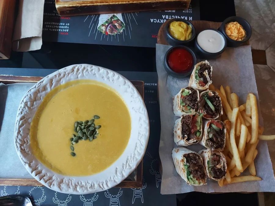 Шаверма в Петербурге — это не просто еда, а часть городской культуры. Мы проверили десятки заведений и отобрали только те, где действительно вкусно готовят и куда стоит ехать. В этом гиде — только работающие места с актуальными ценами и адесами.