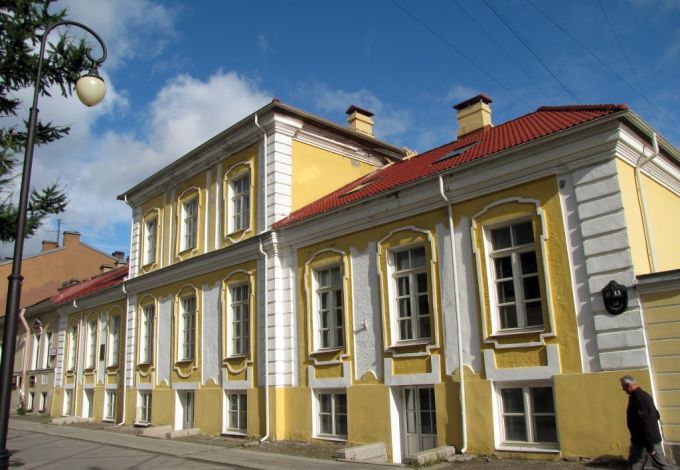 Фасад дома Троекурова на 6-й линии Васильевского острова — образец архитектуры XVIII века