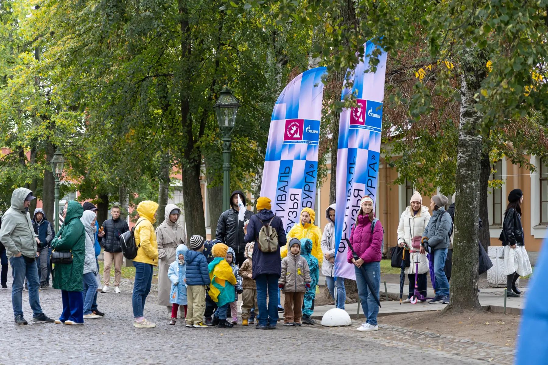 Фестиваль Друзья Петербурга: гости у праздничных флагов в городском парке