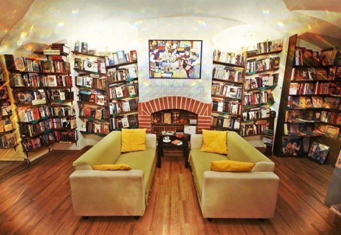 С самого детства петербуржцы прививают своим детишкам любовь к книгам. В связи со статусом читающего города, в Петербурге имеется множество книжных магазинов, но цены в некоторых зашкаливают. Питер Onlline выбрал несколько магазинов, где ребенку будет интересно провести свое время, а мам и пап порадует ассортимент и цены.&nbsp;