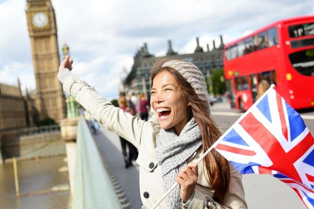 В&nbsp;Петербурге есть клубы и организации, помогающие изучать иностранные языки&nbsp;не тратя денег, в том числе и&nbsp;английский. Можно участвовать в разговорных клубах, смотреть фильмы на языке оригинала, общаться с носителями и даже проводить экскурсии для иностранцев, практикуя свой английский.&nbsp;При этом можно довольно весело провести время. Вход на все мероприятия свободный.