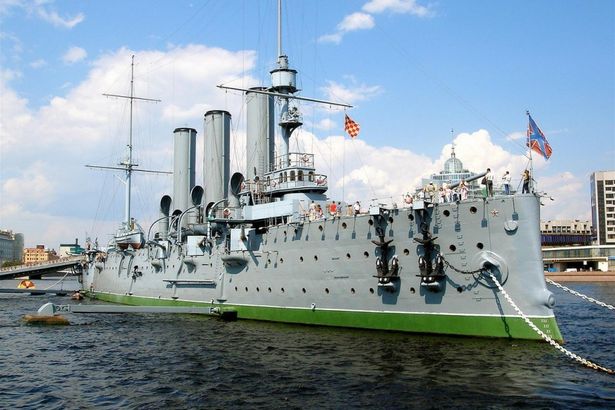 Несмотря на все трудности, грядущий год принесет много хороших новостей: на Васильевском острове вновь будет две станции метро, достроят стадион на Крестовском, Новая Голландия вновь распахнет двери для посетителей, а легендарная «Аврора» вернется на свое исконное место.