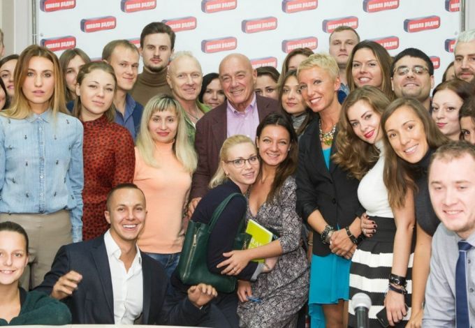 Попробуй себя в качестве линейного ди-джея, ведущего рубрики, корреспондента. Известные медийные лица дадут тебе необходимые знания и навыки. По окончании обучения – работа мечты в твоих руках!