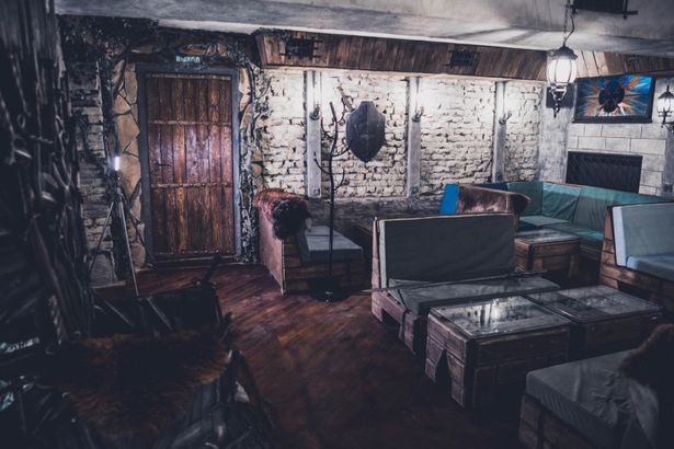 Теперь петербургские поклонники «Игры престолов» могут переждать время выхода нового сезона в заведении, воссоздавшем атмосферу легендарного сериала. Здесь вам и Железный трон из мечей и&nbsp;Зал Ликов Чёрно-белого дома Браавоса и Чардрево с кровавыми глазами. Место находится на Невском проспекте и работает как музей, антикафе и как обычный ресторан.