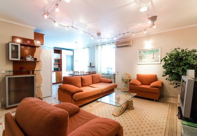 Экономия при размещении, потрясающий вид из окна, качественный сервис и домашний комфорт – такое возможно с посуточной арендой квартир от компании «JMG Apartments & Hotel». Студия или квартира класса Комфорт, семье или одинокому путешественнику – каждый найдёт себе квартиру по вкусу!&nbsp;