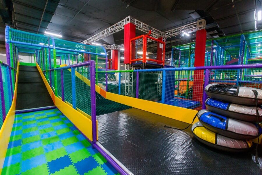 Яркий лабиринт и игровая площадка в центре Выше радуги в Санкт-Петербурге