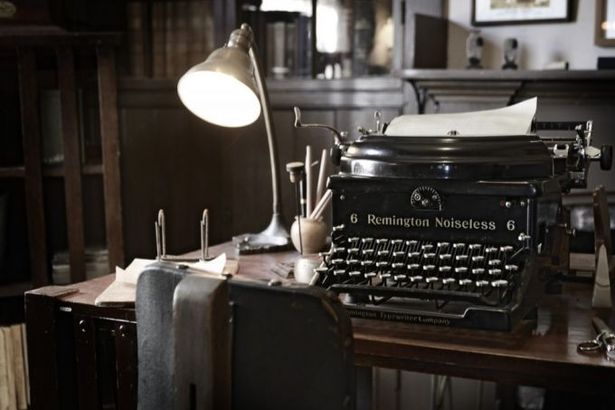 Создание собственного фильма или сериала – дело сложное, но интересное. Попробовать себя в роли творца поможет курс от студии «Творческие Мастерские». Какие законы есть в кинематографе? Как следует продвигать своё творение? Как можно спасти ситуацию в российском кинематографе?