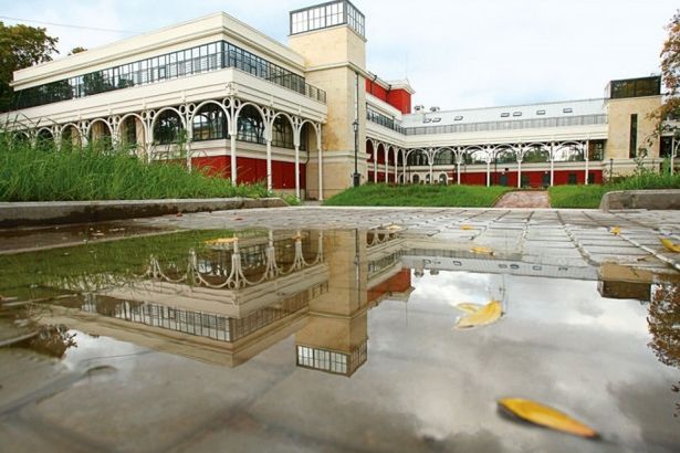 u0412 u0442u0435u0430u0442u0440u0435 u043du0430 u0424u043eu043du0442u0430u043du043au0435 u043eu0442u043au0440u044bu0432u0430u0435u0442u0441u044f u0447u0435u0442u0432u0435u0440u0442u0430u044f u0441u0446u0435u043du0430