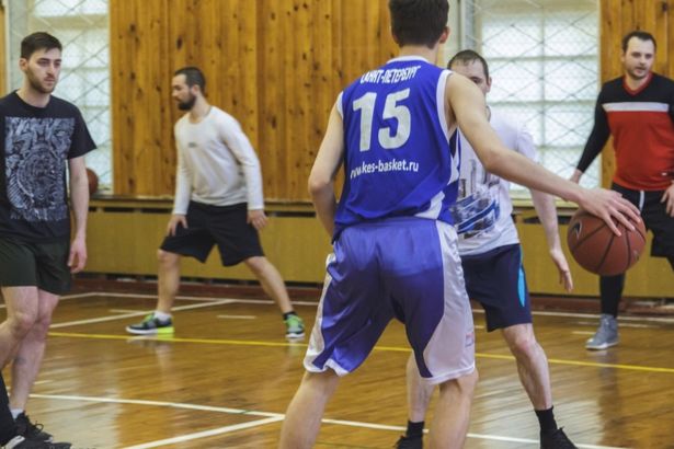 Каждое воскресенье по адресу Звенигородская 5 в спортзале ЦСКА собираются любители поиграть в баскетбол. Играют 5 на 5, при этом принять участие может только тот, кто играл в&nbsp; команде за школу, университет, город или страну. Таким образом поддерживается высокий соревновательный уровень.