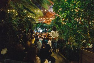 В часть Дня всех влюбленных в Петербурге организаторы готовят различные тематические программы. В Парке Бабушкина пройдет Праздник светошариков, в театре имени Ленсовета покажут спектакль «Я боюсь любви», в Оранжерее Таврического сада пройдет концерт группы JUST4YOU — и это лишь часть культурной программы, которую мы вам предлагаем посетить на День Святого Валентина.