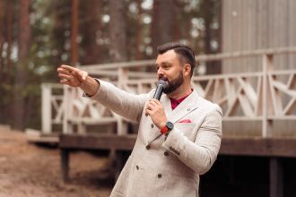 11 агентств и ведущих Петербурга: от соло-тамады за 15 000 ₽ до иммерсивного театра — с ценами и телефонами для праздника.