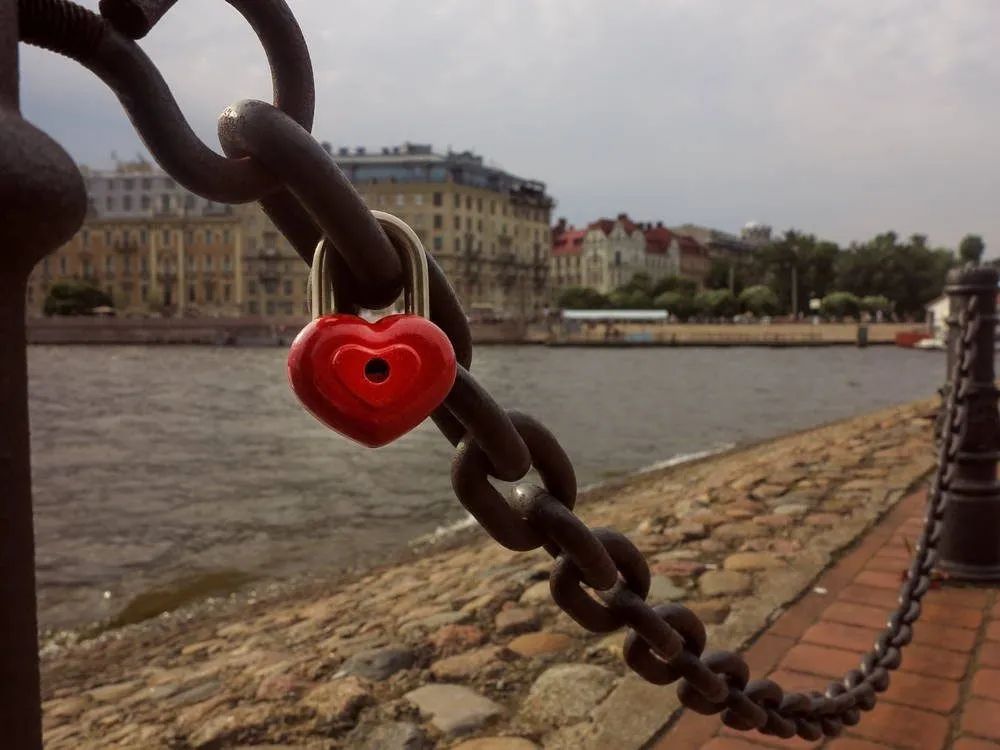 Памятник Екатерине II на площади Островского, ритуалы у сфинксов и другие места, где петербуржцы загадывают желания о любви.