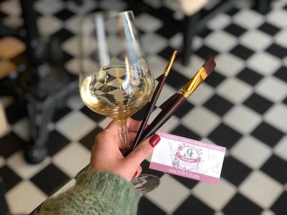 Мастер-класс по рисованию в студии «Я творю»: участники создают картины с поталью