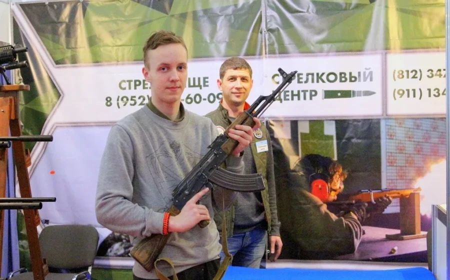 Стрелковая галерея центра ДОСААФ с профессиональным оборудованием, мишенями и разделёнными дорожками для тренировок