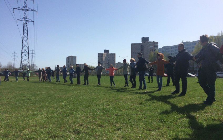 Вырубке деревьев и стройке на территории Муринского ручья скоро придёт конец: два года неравнодушные жители пытались оспорить решение на строительство нового спортивного комплекса в парке, и, наконец, выиграли.