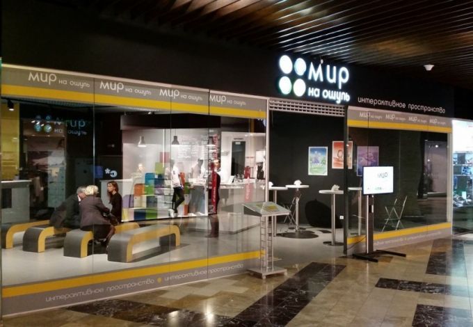 Только представьте: экскурсия по абсолютной темноте. Что можно увидеть в ней? Оказывается, многое! Целый город с кафе, рынком, уличными перекрестками развернулся на территории 500 метров. Вы научитесь ориентироваться в темноте с помощью талантливых незрячих гидов и откроете новый мир! За необычными и сильными ощущениями – в пространство «Мир на ощупь».&nbsp;