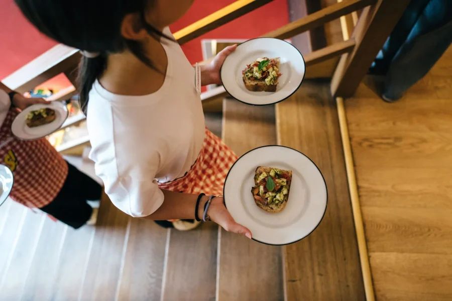 Подборка лучших детских лагерей в Ленинградской области и Санкт-Петербурге — загородные, городские, языковые, спортивные и тематические программы для детей от 6 до 17 лет.