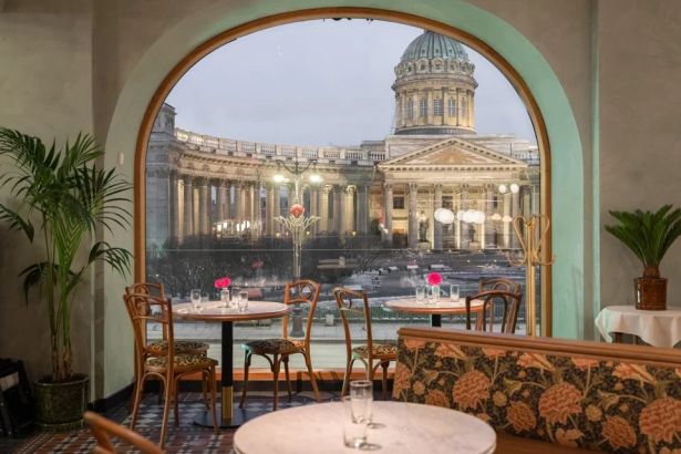 Интерьер кафе René в историческом здании Дома книги на Невском проспекте с видом на Казанский собор