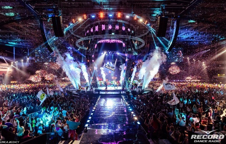 Этой осенью, 20 октября, Радио Рекорд раскрутит Петербургский СКК на все 360 градусов. В центре арены поставят круглую сцену, на которой выступят звезды 90-х. Зрители смогут получить ещё больше места для энергичных танцев и&nbsp;отличный вид на любимых артистов с любой точки трибун.