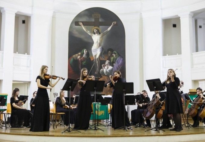 u0412 u041fu0435u0442u0440u0438u043au0438u0440u0445u0435 u0438u0441u043fu043eu043bu043du044fu0442 u0430u0440u0438u0438 u0438u0437 u043eu043fu0435u0440 u0412u0438u0432u0430u043bu044cu0434u0438