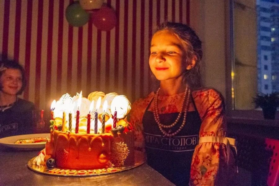 Подростки готовят на кулинарном мастер-классе