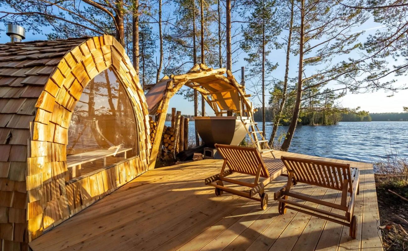 Уютные домики и современные кемпинги в Ленинградской области ждут гостей круглый год, предлагая комфортные условия на лоне природы. Вдали от городской суеты можно насладиться живописными видами, порыбачить, посетить баню с панорамой на озеро или испытать адреналин на троллее. Представляем подборку лучших баз отдыха и кемпингов под Санкт-Петербургом, идеальных для семейного и активного отдыха.