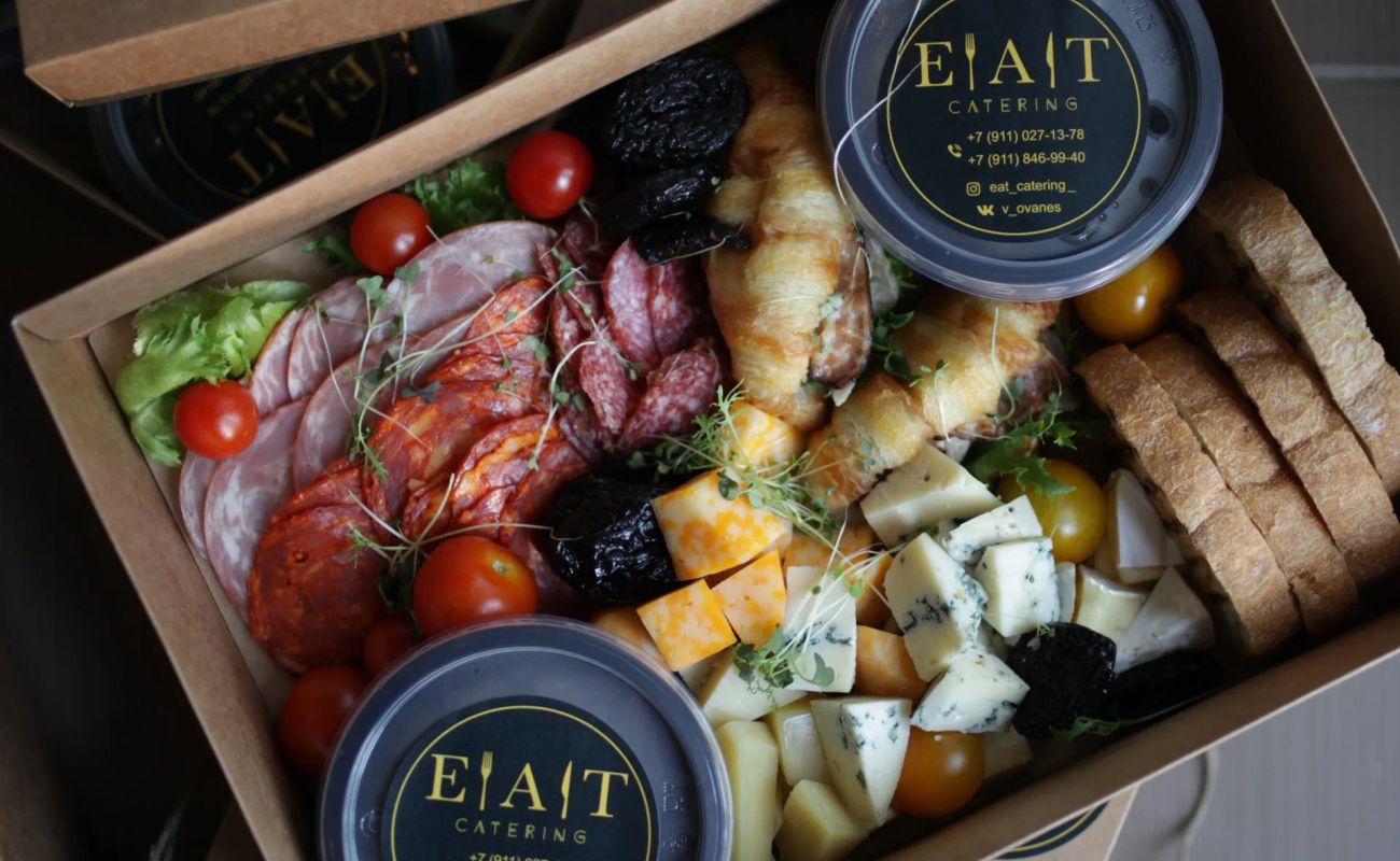 Eat Catering берёт на себя не только еду, но и всю логику мероприятия — меню, подачу и обслуживание на праздниках и деловых событиях в Петербурге.