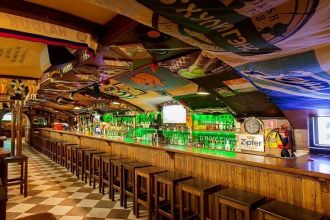 Собрали 11 проверенных спортбаров Петербурга для весеннего сезона — от ирландских пабов с Guinness на кранах до бельгийской брассерии на Васильевском, где матчи смотрят под траппистский эль.