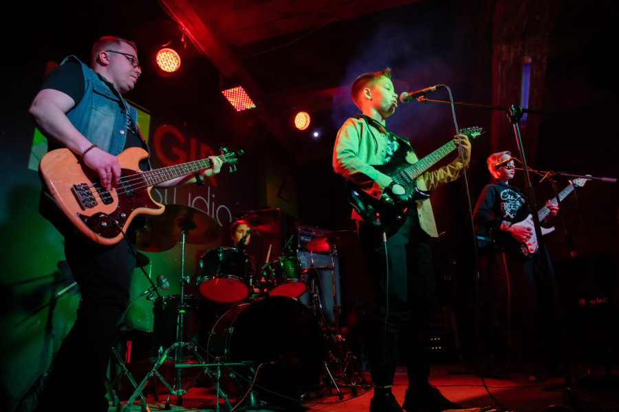 Освоить техники игры на гитаре, научиться исполнять любимые мелодии, импровизировать или стать настоящей суперзвездой. Питер Online собрал список детских школ в Петербурге, где обучают игре на гитаре и которые отличаются качественным и интересным обучением, талантливыми и опытными педагогами, дружеской атмосферой и индивидуальным подходом к каждому молодому гитаристу.