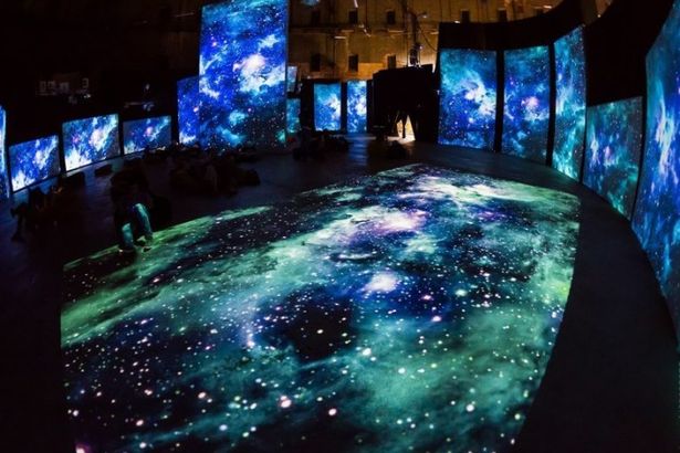 23 сентября в «Люмьер-холле» снова наступят киноночи — гостям представят кино с невероятно талантливым Райаном Гослингом. В зале, в котором будет проходить показ, обычно демонстрируются мультимедийные выставки — масштаб здания и экранов поразят ваше воображение. Даже знакомые картины в таком месте откроются вам с другой стороны, еще и на уютных пуфах.