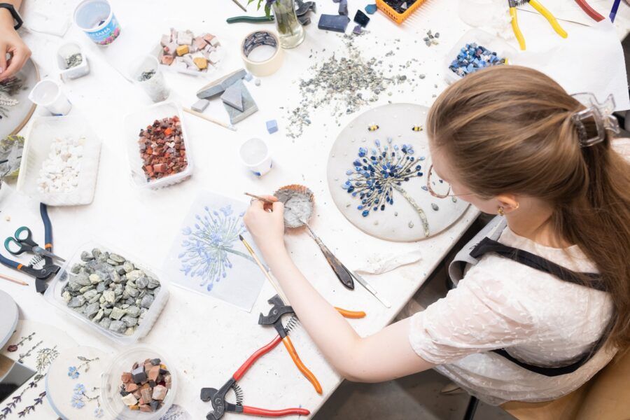 От создания фигурок из глины до изучения робототехники, от мастерства в живописи до секретов кулинарии – в городе на Неве дети могут погрузиться в увлекательный мир мастер-классов по самым разным направлениям, интересам и возрастам. Питер Online собрал 30 мастер-классов для детей в Санкт-Петербурге, которые не только помогут развить и раскрыть творческие способности, но и приобрести новые навыки, а главное – весело провести время и получить массу положительных эмоций.