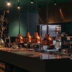 Петербург переживает ресторанный бум: шефы-звёзды открывают по три проекта за год, столики разлетаются первого числа месяца, а средний чек в топовых местах стартует от двух тысяч рублей