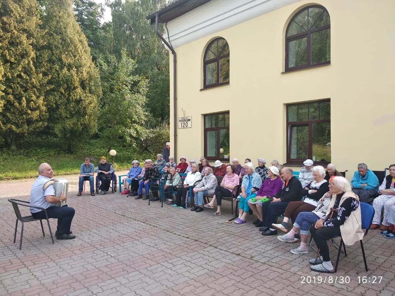 Постояльцы пансионата «Ялта» на концерте во дворе здания