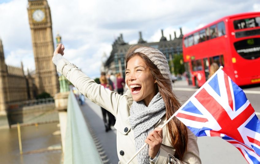 В&nbsp;Петербурге есть клубы и организации, помогающие изучать иностранные языки&nbsp;не тратя денег, в том числе и&nbsp;английский. Можно участвовать в разговорных клубах, смотреть фильмы на языке оригинала, общаться с носителями и даже проводить экскурсии для иностранцев, практикуя свой английский.&nbsp;При этом можно довольно весело провести время. Вход на все мероприятия свободный.