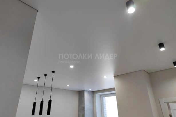 12 компаний натяжных потолков в Петербурге: цены от 185 до 950 ₽/м², гарантия и монтаж — с официальных сайтов, без агрегаторов.